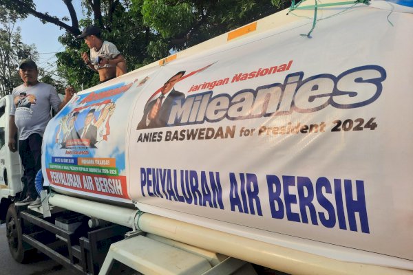 Saksikan Pembagian Air Bersih ke Warga, Anies: Harus Ada Solusi Jangka Panjang