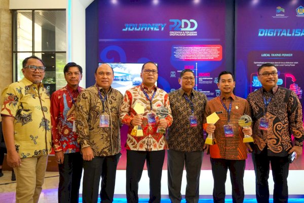 Kota Makassar Terima Penghargaan TP2DD 2023 Kota Terbaik dan Program Unggulan P2DD Terbaik