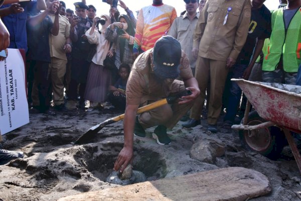 Andi Sudirman Lakukan Peletakan Batu Pertama Pembangunan Tanggul Penahan Abrasi di Takalar