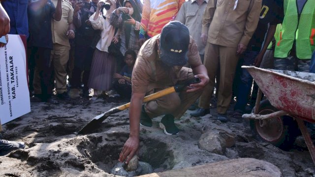 Andi Sudirman Lakukan Peletakan Batu Pertama Pembangunan Tanggul Penahan Abrasi di Takalar