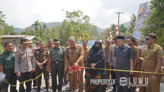 Resmikan Pengaspalan Jalan, Bupati Luwu : Tugas Kades Perbaiki Tatanan Kehidupan Masyarakat