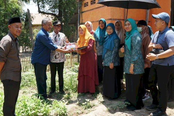 Pj Bupati Takalar Setiawan Serahkan Hadiah Juara Lomba Pekarangan Produktif