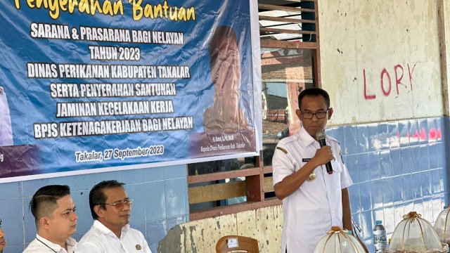 Pj. Bupati Takalar Serahkan Bantuan Sarana dan Prasarana Budidaya Rumput Laut ke Masyarakat Marbo