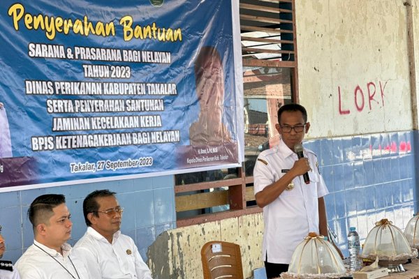 Serahkan Bantuan Nelayan, Pj Bupati Takalar Setiawan Harap Hasil Tangkapan Meningkat