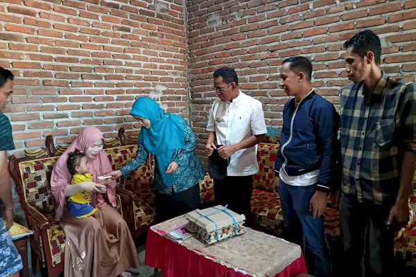 Pj Bupati Setiawan Bareng Pj Ketua TP PKK Takalar Kunjungi Keluarga Stunting, Salurkan Bantuan Sembako