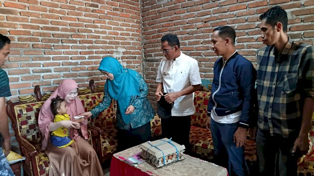 Pj Bupati Setiawan Bareng Pj Ketua TP PKK Takalar Kunjungi Keluarga Stunting, Salurkan Bantuan Sembako