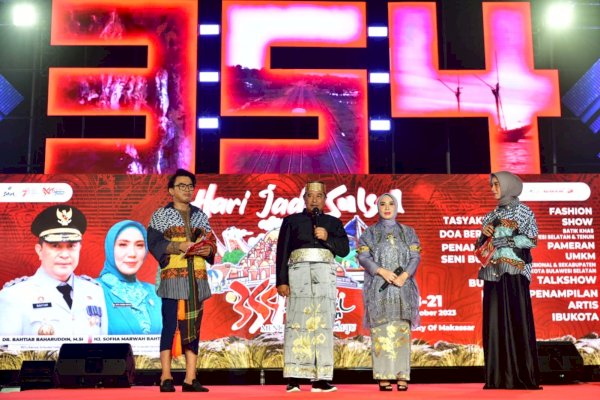 Hut Sulsel ke-354, Arlin Ariesta Turut Ambil Bagian dalam Fashion Show Batik Khas Sulsel