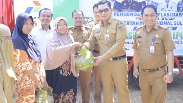 Pj Bupati Takalar Setiawan Sukses Gelar Gerakan Pengan Murah dan Operasi Pasar Gas Elpiji 3 kg