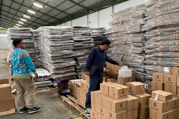 Bawaslu Makassar Lakukan Pengawasan Sorti Segel Kertas Amplop Surat Suara