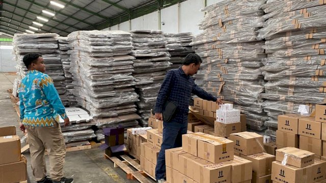 Bawaslu Makassar Lakukan Pengawasan Sorti Segel Kertas Amplop Surat Suara