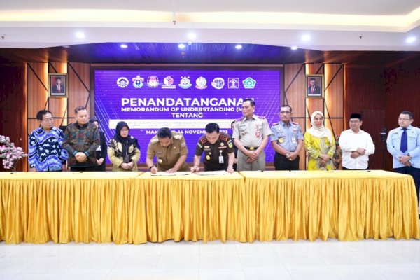 Pj Gubernur Bahtiar Tandatangani MoU Pembentukan Tim Terpadu Pelayanan Hukum Kejati Sulsel
