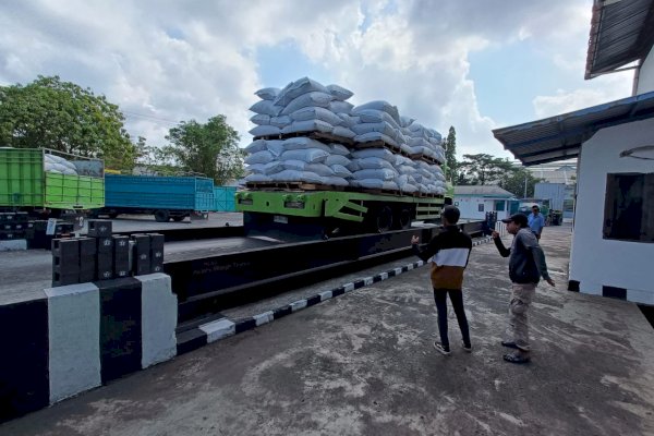 Metrologi Legal Disdag Makassar Turun Langsung Tera-Tera Ulang Timbangan Jembatan di Pergudangan 88 Pattene