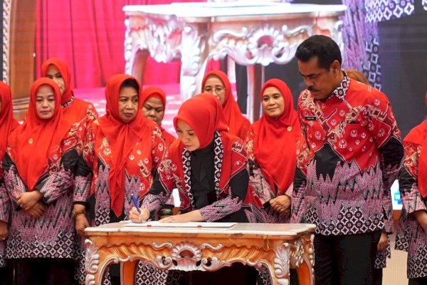 Disaksikan Pj Gubernur Sulsel, Sofha Marwah Bahtiar Kukuhkan Enam Pj Ketua Dekranasda Kabupaten Kota