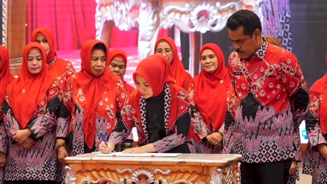 Disaksikan Pj Gubernur Sulsel, Sofha Marwah Bahtiar Kukuhkan Enam Pj Ketua Dekranasda Kabupaten Kota