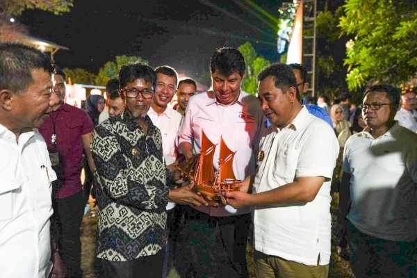 Pj Gubernur Bersama Pimpinan OJK Launching Program EKI di Desa Lembanna