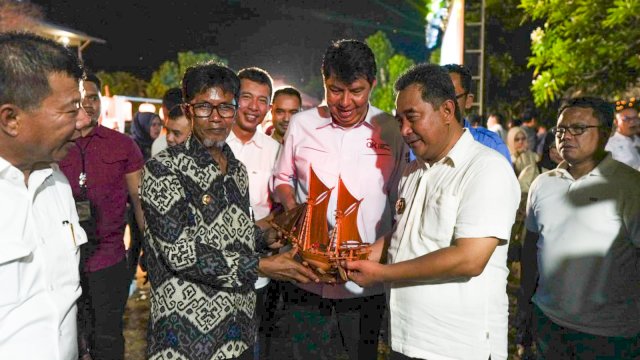 Pj Gubernur Bersama Pimpinan OJK Launching Program EKI di Desa Lembanna