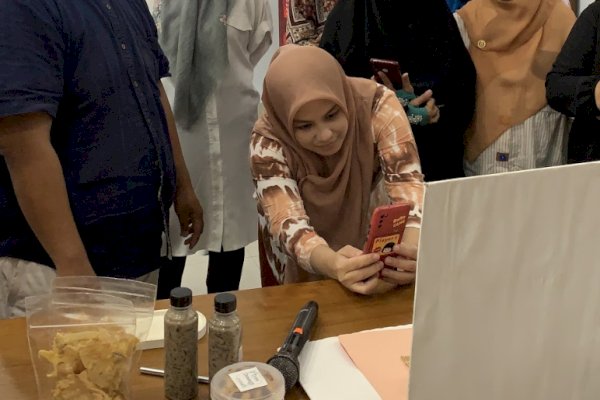 Pikat Konsumen Dengan Potret Produk Menarik, Peserta Batch 7 Praktik Foto Produk