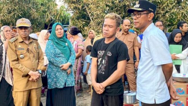 Kunjungi Korban Kebakaran, Pj Bupati Takalar Setiawan Aswad Serahkan Bantuan