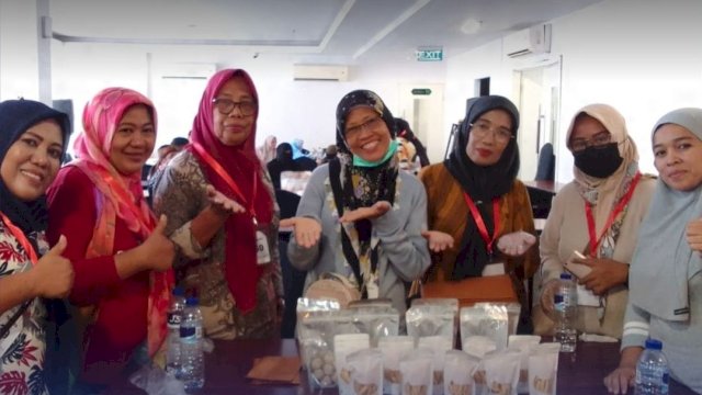 KWT Mappakabaji Antusias Ikuti Pelatihan Pengolahan Ikan Disdag Makassar