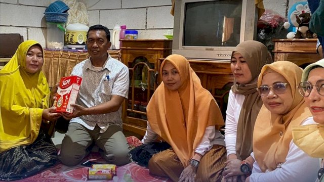Dharma Wanita Persatuan Disdag Kunjungi Anak Stunting