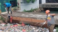Jaga Kebersihan, Satgas Kebersihan Mariso Lakukan Pembersihan Saluran Drainase