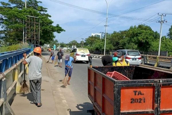 Satgas Kebersihan Mariso Sisir-Bersihkan Jalan Metro Tanjung Bunga Makassar