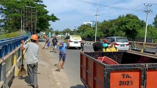 Satgas Kebersihan Mariso Sisir-Bersihkan Jalan Metro Tanjung Bunga Makassar