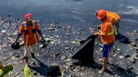 Sesuai Arahan Camat Mariso, Tim Satga Bersihkan Sampah di Area Laut Jembatan CPI