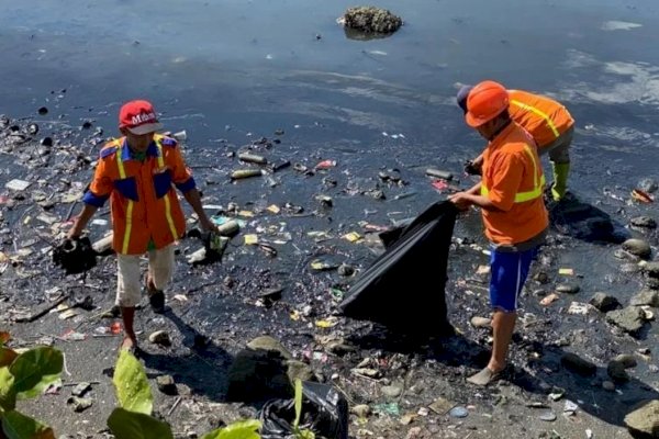 Sesuai Arahan Camat Mariso, Tim Satga Bersihkan Sampah di Area Laut Jembatan CPI