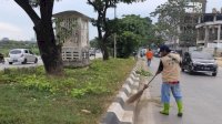 Camat Juliaman Turunkan Tim Satgas Bersihkan Jalan Metro Tanjung Bunga