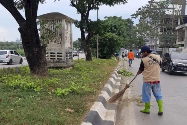 Camat Juliaman Turunkan Tim Satgas Bersihkan Jalan Metro Tanjung Bunga