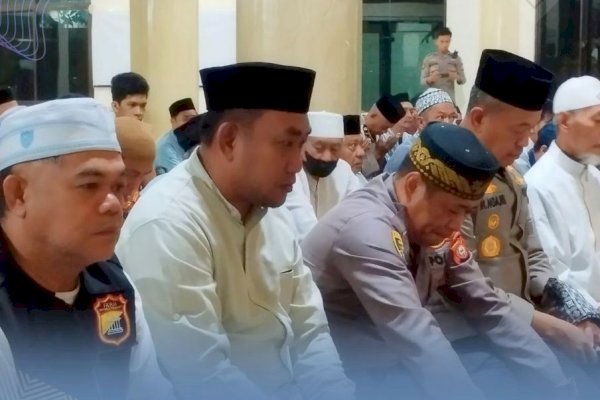 Camat Anshar Bareng Tripika Kecamatan Manggala Dampingi Kapolrestabes Makassar Sholat Subuh Berjamaah