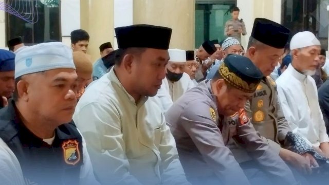 Camat Anshar Bareng Tripika Kecamatan Manggala Dampingi Kapolrestabes Makassar Sholat Subuh Berjamaah