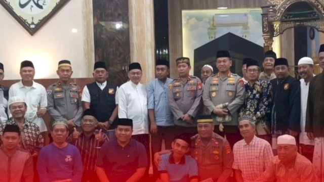 Camat Anshar Dampingi Kapolrestabes Makassar Safari Sholat Subuh di Mesjid Al-Amin