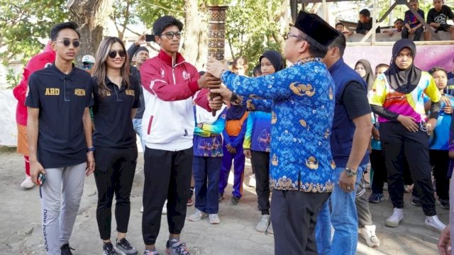 Camat Aminuddin Terima Kirab Obor Porkot VIIi Makassar