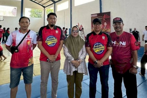 Camat Aminuddin Kalungkan Atlet Judo Medali Emas di Porkot Makassar