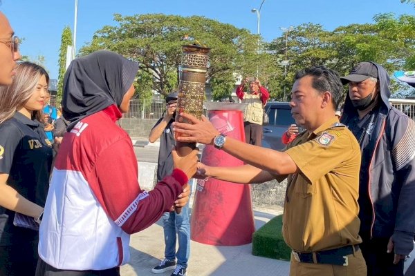 Juliaman Terima Kirab Obor Porkot VIII Makassar