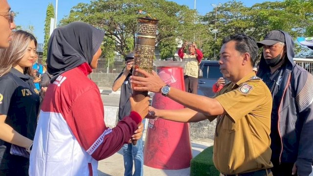 Juliaman Terima Kirab Obor Porkot VIII Makassar