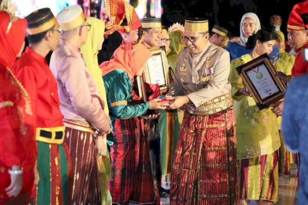 Berdedikasi, Pemkot Makassar Anugerahi Penghargaan Pegawai Teladan