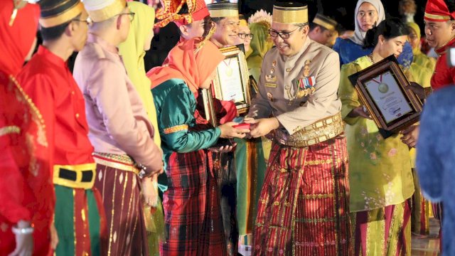 Berdedikasi, Pemkot Makassar Anugerahi Penghargaan Pegawai Teladan