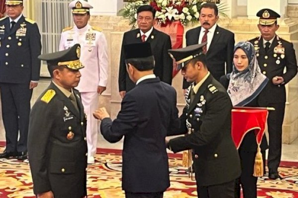 Sah! Jokowi Lantik Agus Subianto Jadi Panglima TNI
