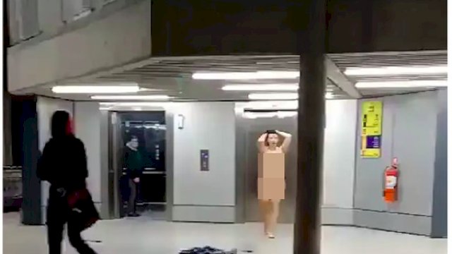 Panik! Ada Turis Bugil Lari-lari di Bandara