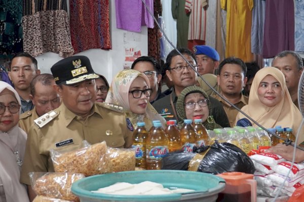 Kendalikan Inflasi Daerah, Wabup Suhartina Bohari Dampingi Pj Gubernur Sulsel Tinjau Pasar Tradisional Batangase