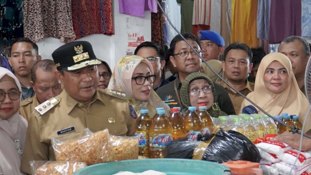 Kendalikan Inflasi Daerah, Wabup Suhartina Bohari Dampingi Pj Gubernur Sulsel Tinjau Pasar Tradisional Batangase