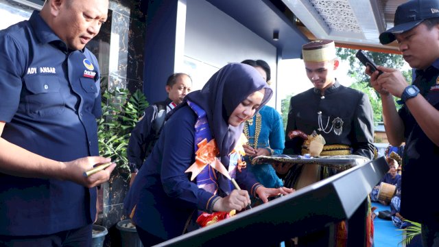 Wakil Bendahara Umum DPP NasDem, Fatmawati Rusdi Meresmikan Kantor DPD NasDem Kabupaten Kepulauan Selayar.