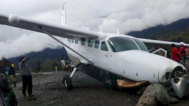 Pesawat Dabi Air Tabrak Bukit di Bandara Kopaga Intan Jaya, 3 Orang Luka-luka