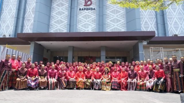 Pegawai Bapenda Makassar Pakai Baju Adat Sambut HUT Kota Makassar