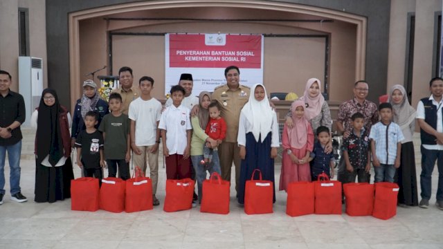 Bupati Maros Chaidir Syam Terima Langsung Sejumlah Bansos dari Kemensos, Diserahkan Rombongan Komisi VIII DPR RI