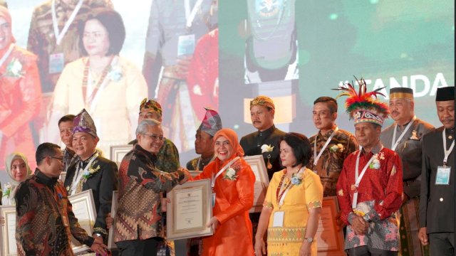 Raih Prestasi Program Kabupaten Sehat, Wabup Suhartina Bohari Terima Penghargaan Swasti Saba Wiwerda