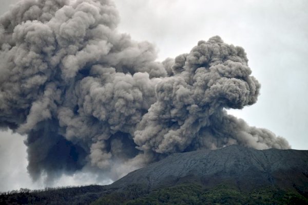 Gunung Marapi Erupsi Lagi, Keluarkan Abu Setinggi 1,5 Kilometer